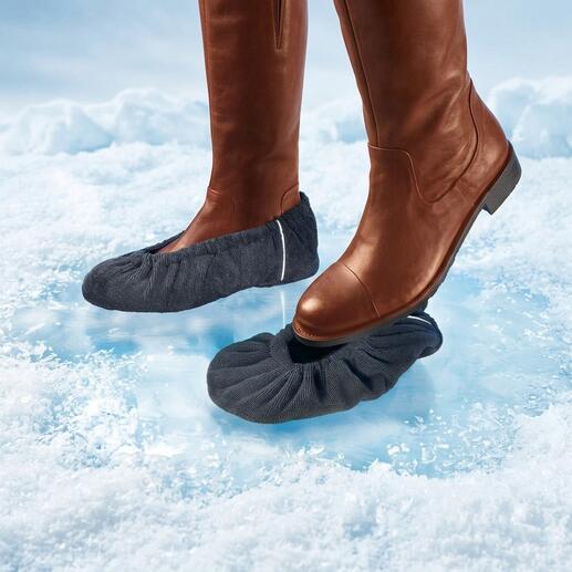Antislip overschoenen van elastisch materiaal op een gladde ondergrond.