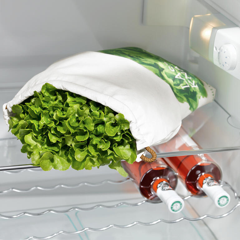 Salade vers zak met verse sla in de koelkast.
