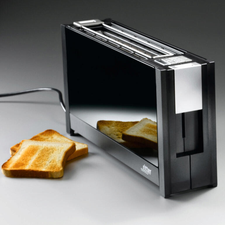 Design-langschlitztoaster in zwart met twee sneetjes brood.