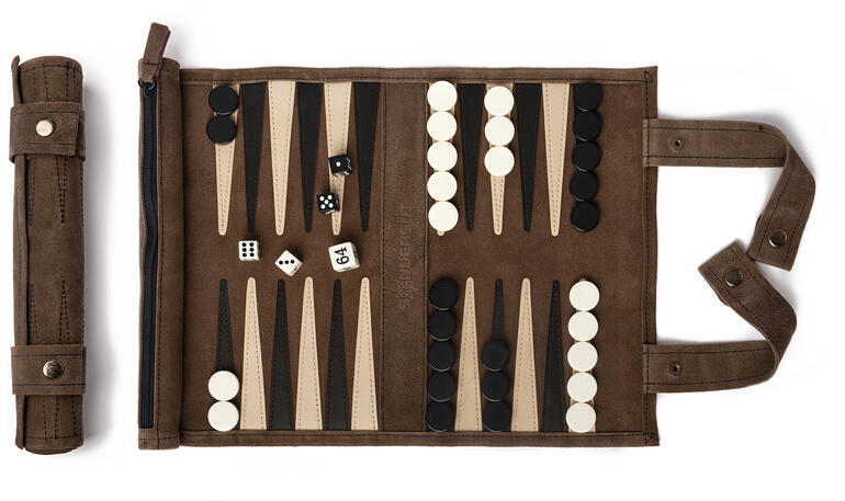 Reis klassieker bordspel Backgammon, opgerolde bord en fiches in een set.