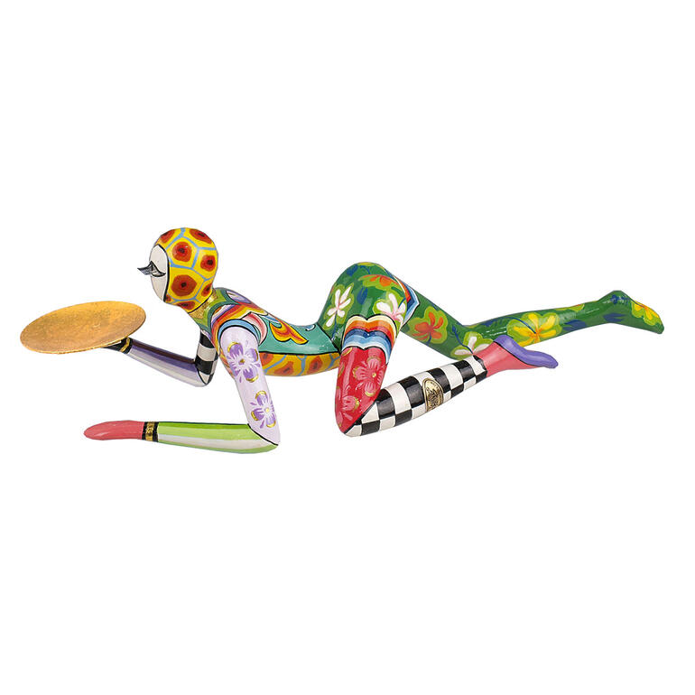 Kleurrijke sculptuur van Tom's Acrobat die een gouden schotel vasthoudt.