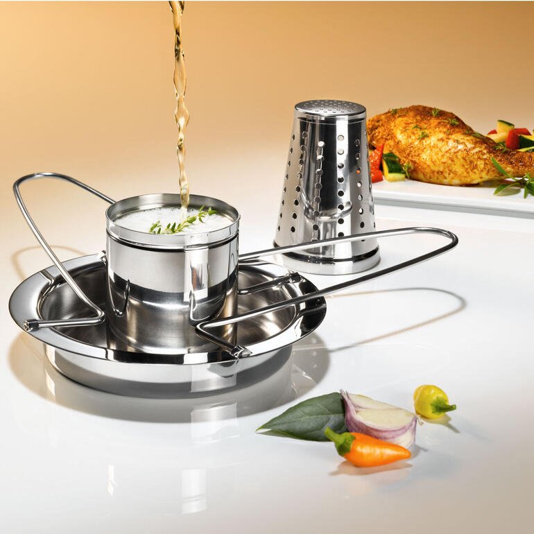 Kipgrill met aroma-opzetstuk dat wordt gekruid, op een lichte achtergrond.