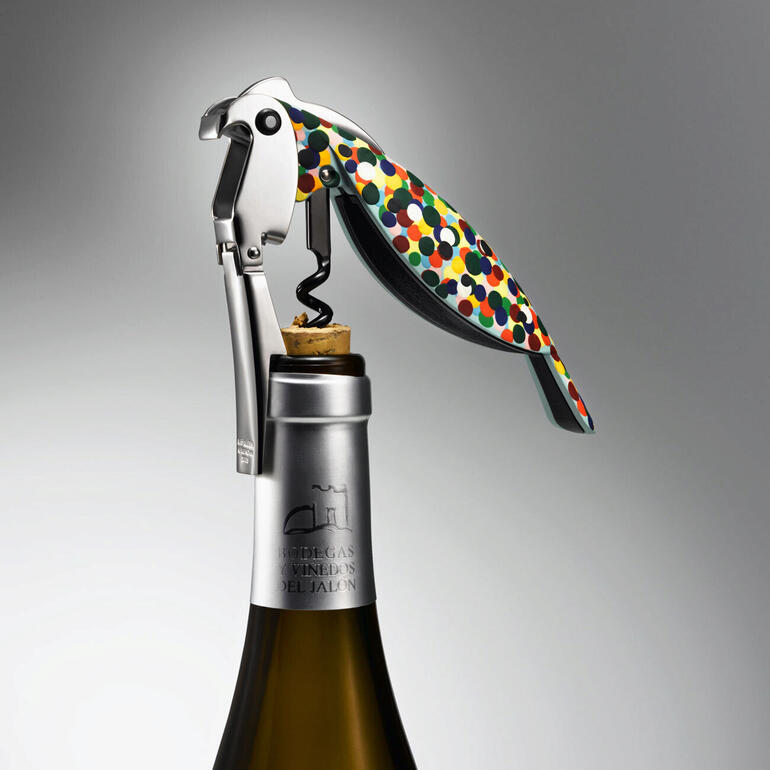 Kleurrijke sommelier kurkentrekker boven een wijnfleskurk.