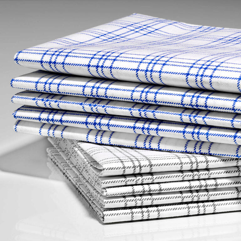 Set van vijf hoogtechnologische doeken met verschillende kleuren op een tafel.