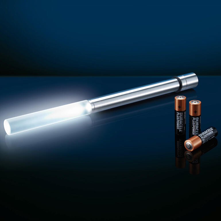 Bottlelight Classic met lichtstaaf en batterijen op een donkere ondergrond.