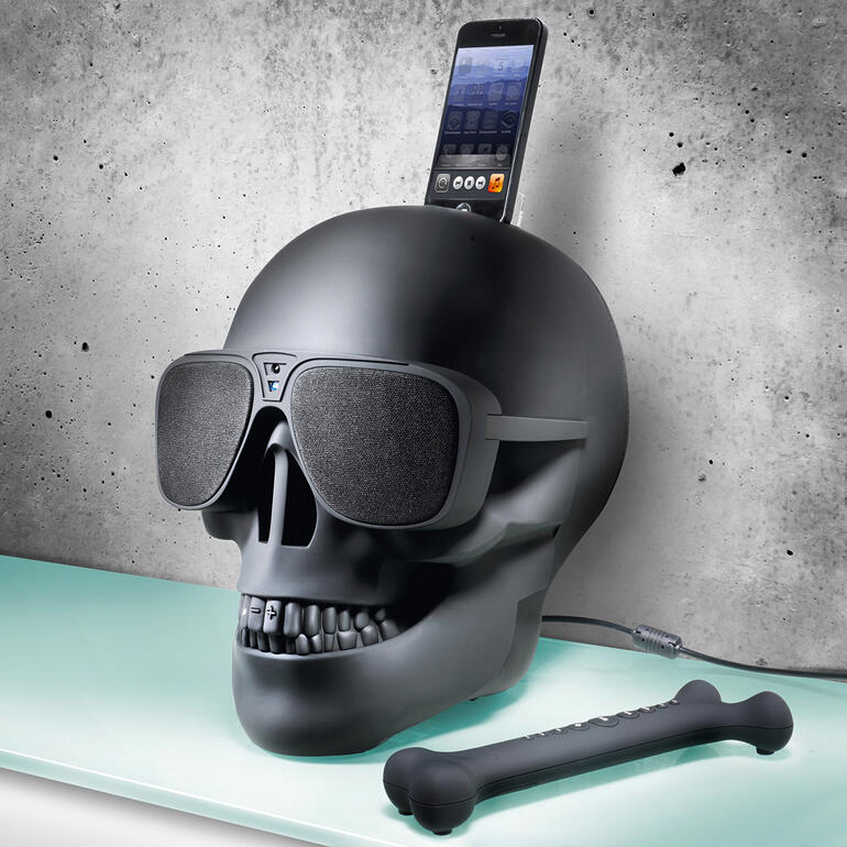 Passend bij het doodshoofd: de bijgeleverde afstandsbediening in cool bone design. AeroSkull HD in mat zwart met zonnebril en smartphonehouder.