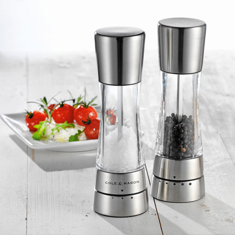 Zout- en pepermolen van Cole & Mason naast een salade