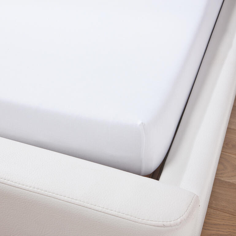 wit Wit luxe hoeslaken op een bedframe.