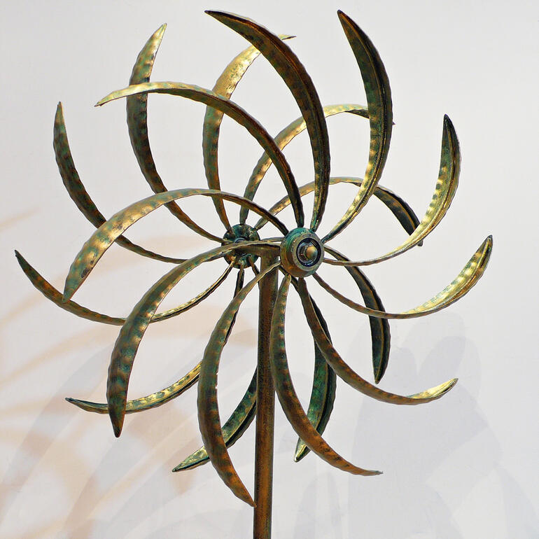 Duo windspel van langwerpige metalen bladeren in elegante vorm.