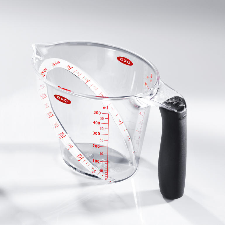 OXO maatbeker, 500 ml, transparant met rode schaalverdelingen.