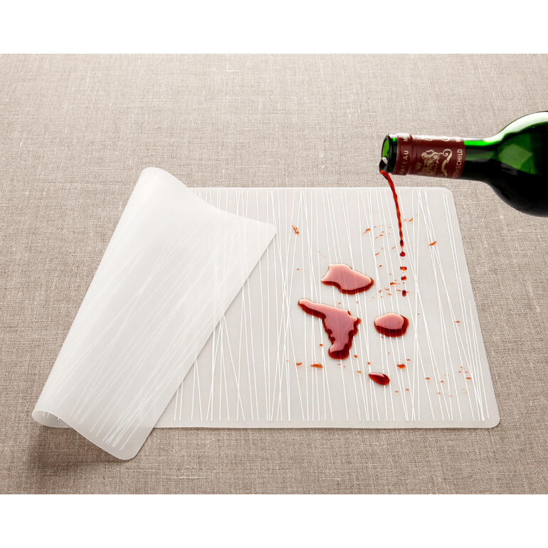 Zelfs sterk gekleurde vloeistoffen laten geen sporen na. Siliconen placemat met gemorste rode wijn en schoonmaaktips.