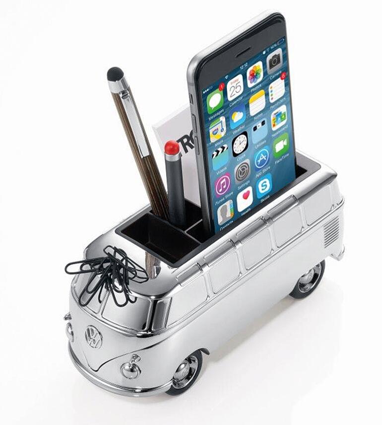 Organizer in de vorm van een VW Bulli met smartphone en pennen.