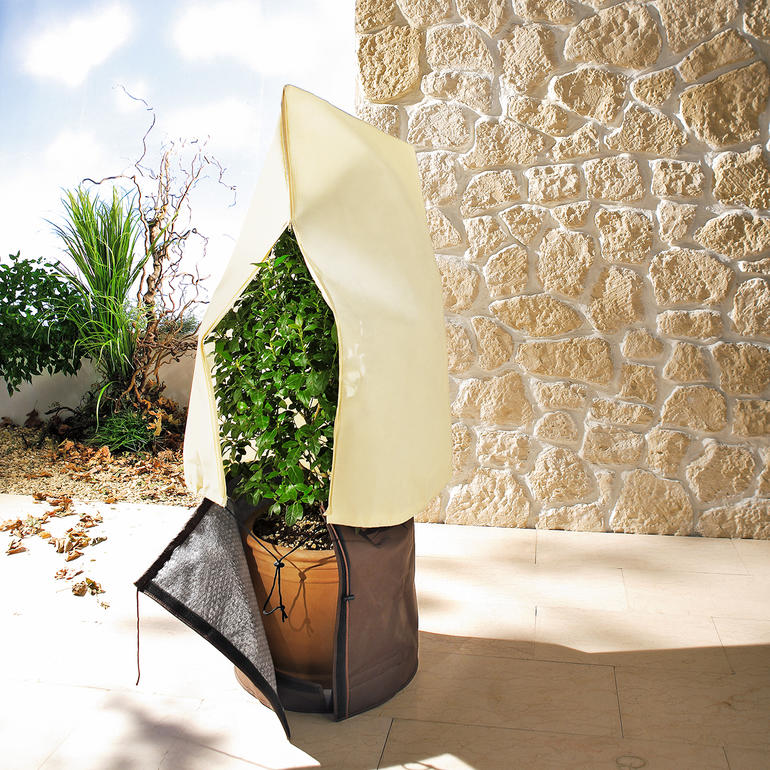 Snel-winterbescherming voor planten, beige hoes over pot.