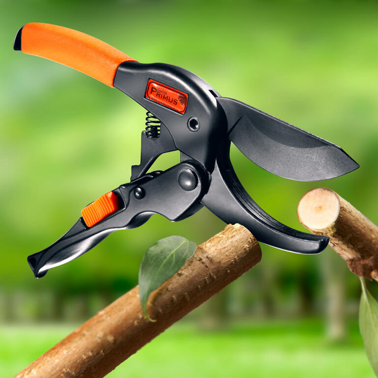 Primus glij-snoeischaar met ergonomische handgreep in een tuin.