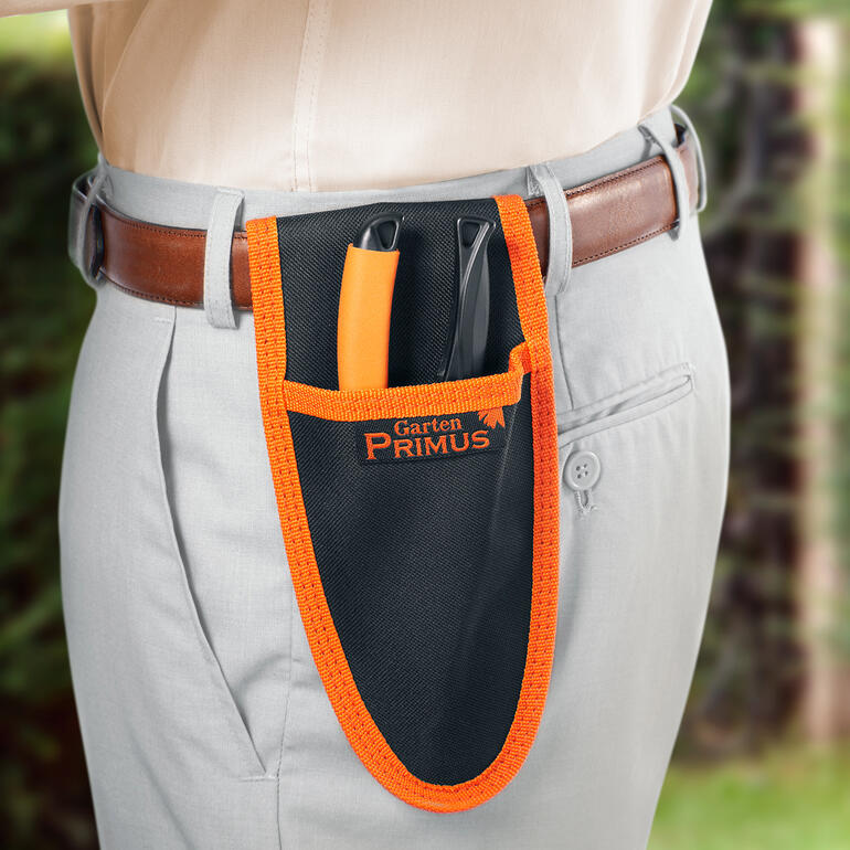 Primus schuifknip schaar in een heuptas aan de broek van een man.