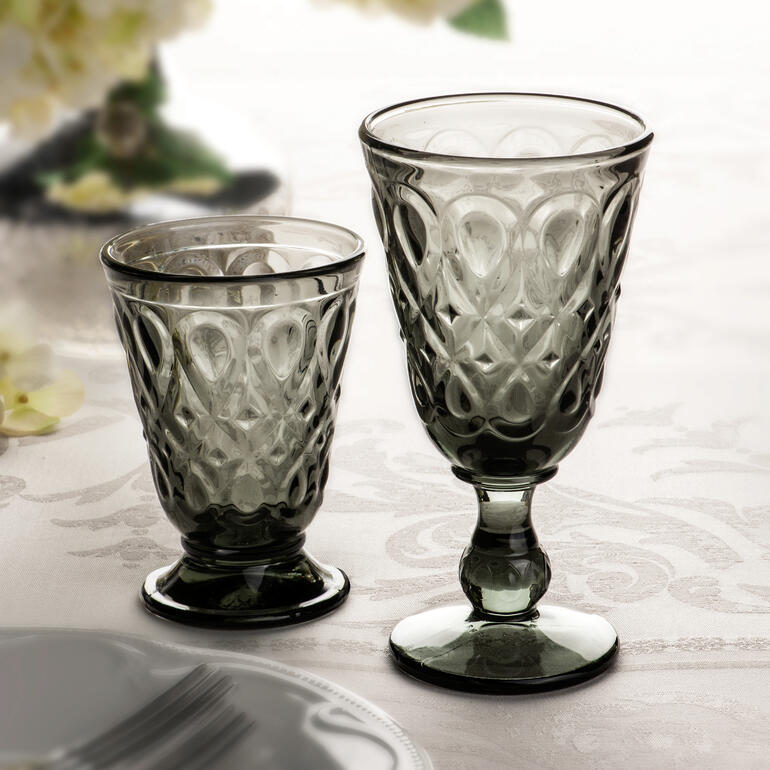 Lyonnais glazen in een set van 6 op een tafel met bloemen op de achtergrond.