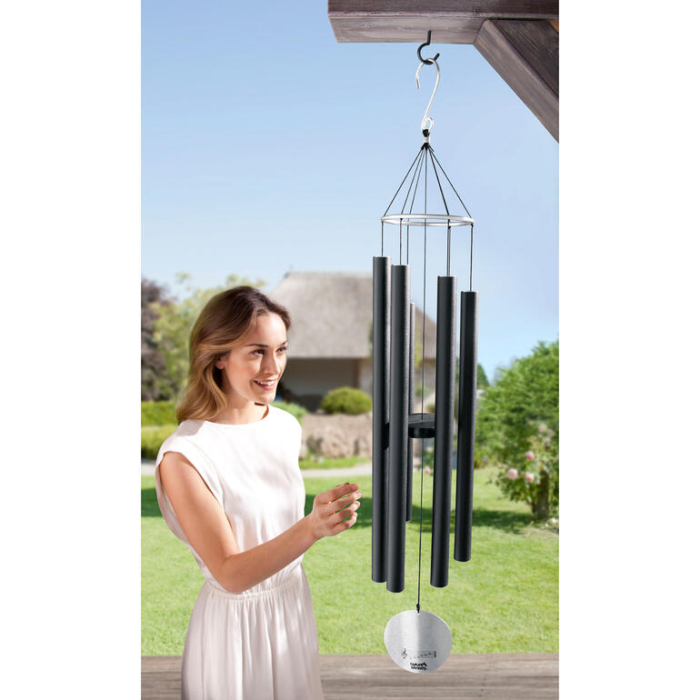 U geniet van klankkleuren die zeer zuiver, diep en sonoor zijn. Gigantische windgeluiden van 106 cm hangt buiten voor een overdekt terras.