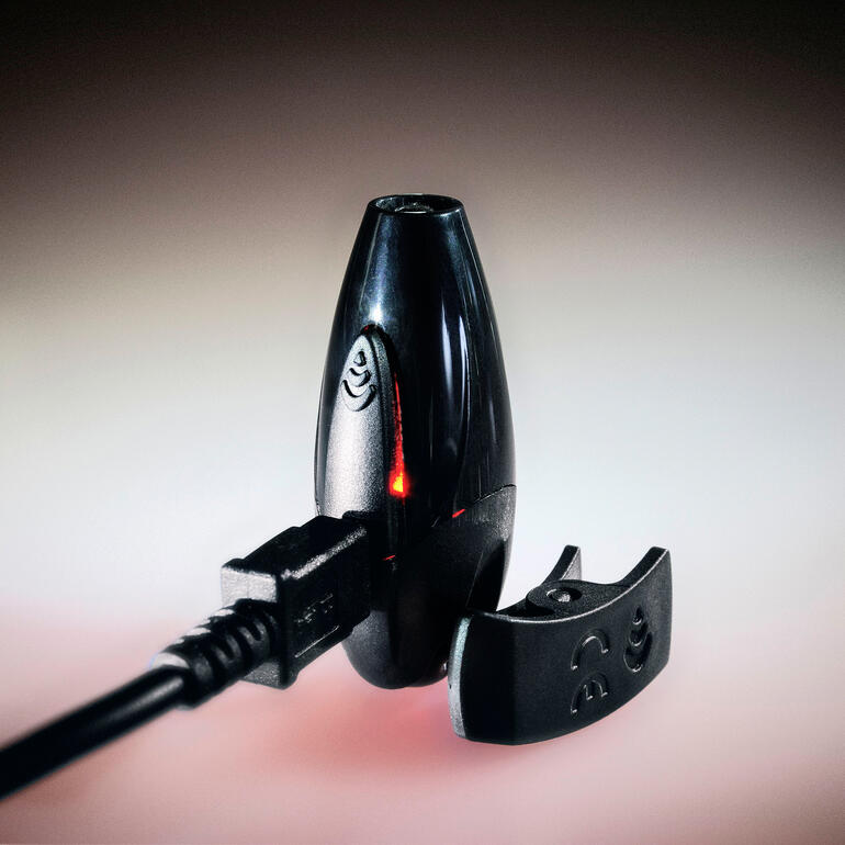Brandt tot 4 uur met de lithium-polymeeraccu (meegeleverd). Cliplamp met USB-aansluiting en rood statuslampje