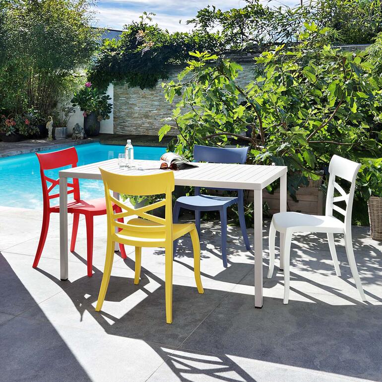 Sfeervoller dan de doorgaans saaie stoelen voor buiten. Kleurige designstoelen buiten rond een tafel.