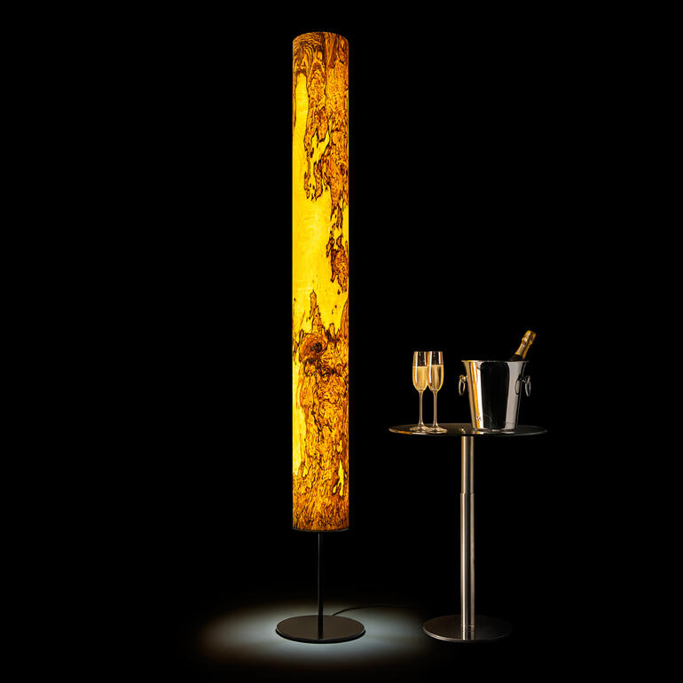 Designlamp van echt hout Hoge, smalle lamp van echt hout die een elegante sfeer verlicht.