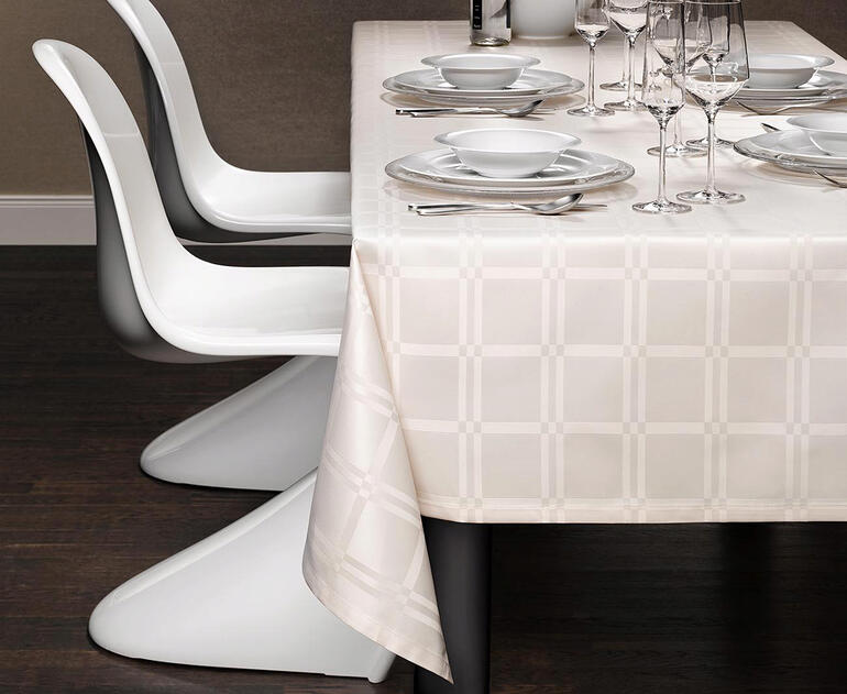 Elegante gedekte tafel met vlekbestendige tafelkleed.