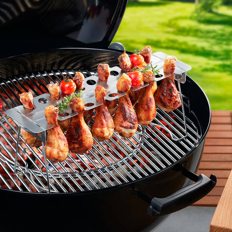 Chicken Leg Roaster, 2-delig Chicken Leg Roaster met kippenpoten op de grill.