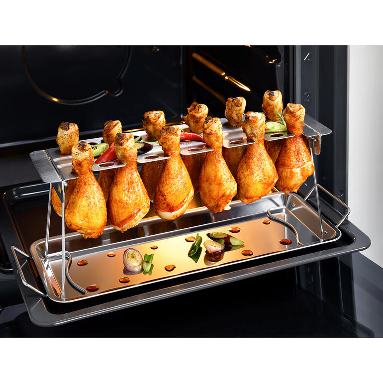 Chicken Leg Roaster, 2-delig Chicken Leg Roaster in de oven met gouden kippenpoten.
