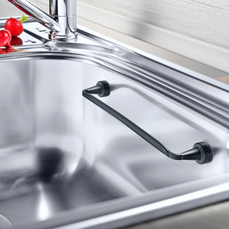 Magnetische afdruipriling aan een roestvrijstalen gootsteen.