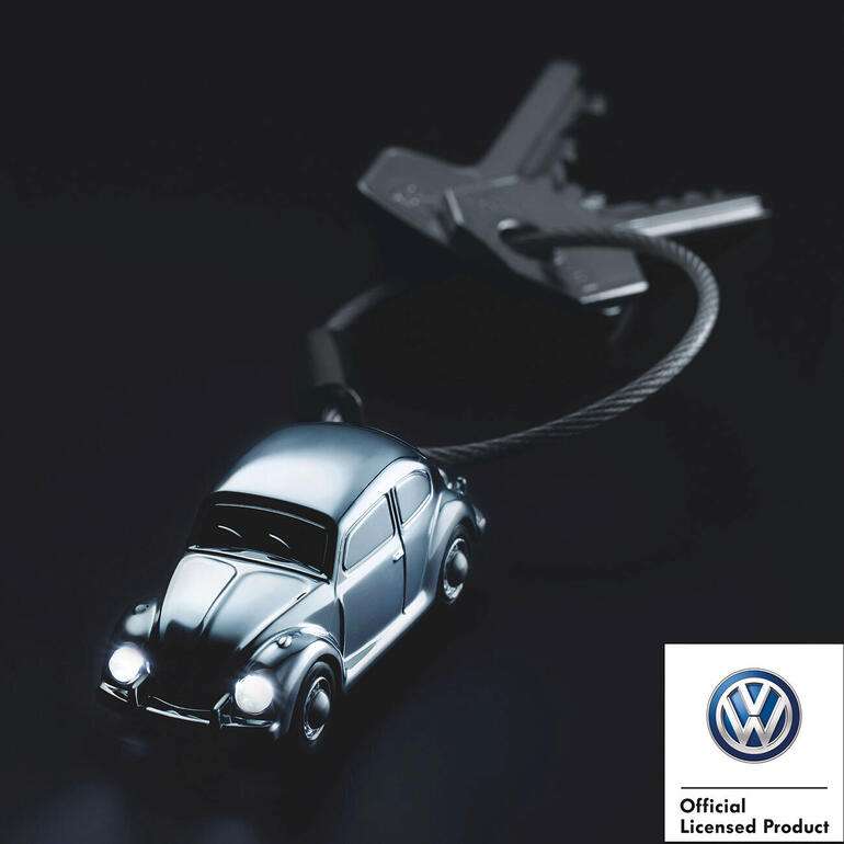 Sleutelhanger-lamp in de vorm van een VW Kever aan een sleutelring