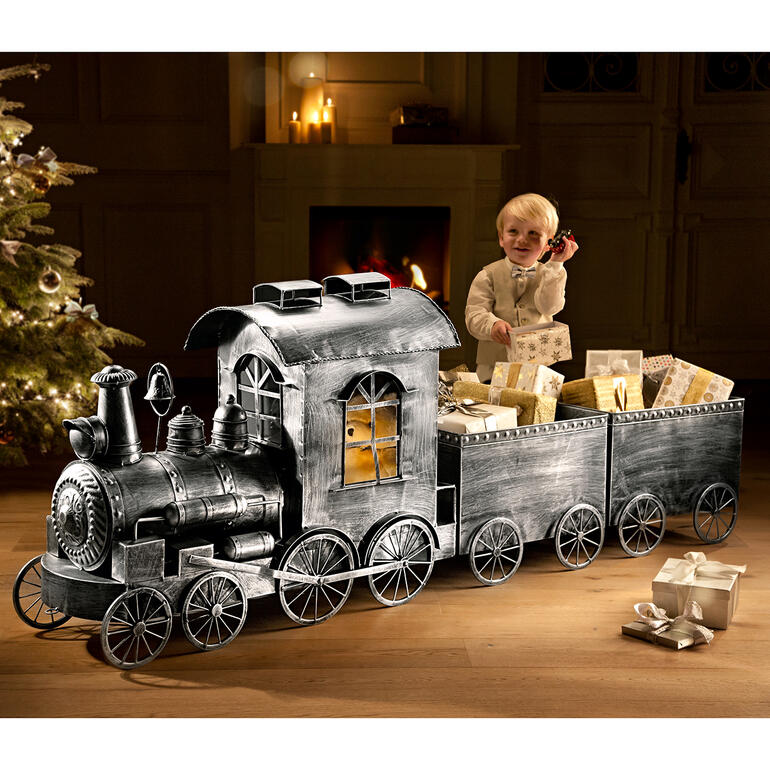 Nostalgische trein met geschenken in een stijlvolle ruimte.