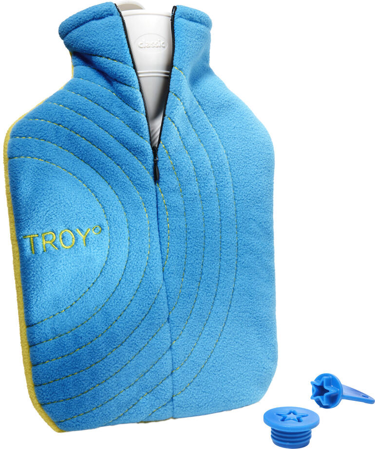 Blauwe warmwaterkruik met rits en accessoires op een witte achtergrond.