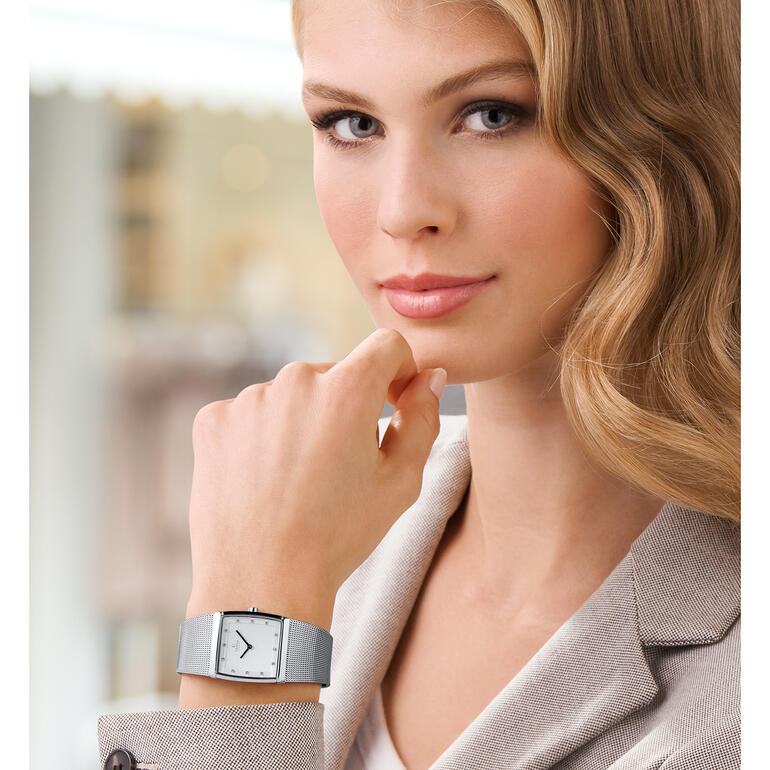 Obaku carré horloge, vrouw met horloge en lichte make-up, lachend