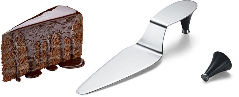 High-heel-taartschep High-heel taartmes naast een stuk chocolade taart