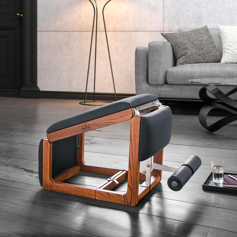 TriaTrainer in een moderne woonkamer met meubels