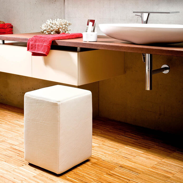 Sneeuwwitte designkruk in een badkamer.