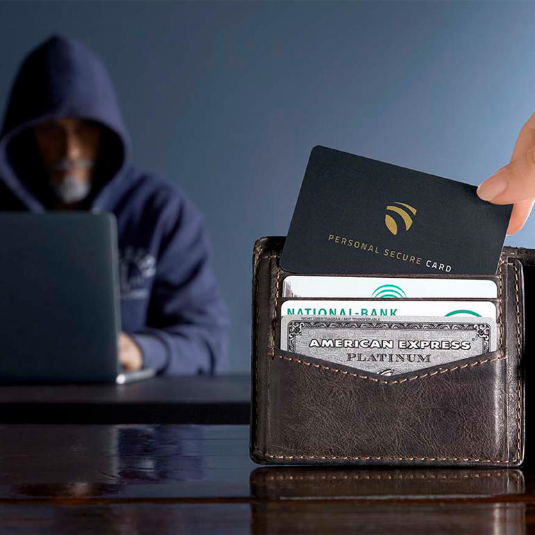 Met slechts één kaart beschermt u tot max. 12 kaarten tegen skimming. Een man met een capuchon met laptop op de achtergrond, haalt een RFID Secure Card uit zijn portemonnee.