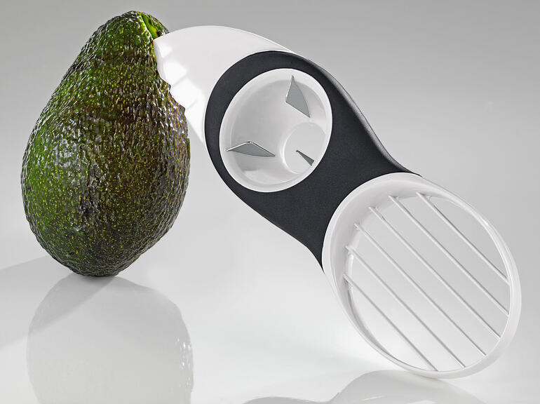 In een handomdraai halveert, ontpit en snijdt u de avocado met speels gemak. 3-in-1 avocadosnijder met een avocado.