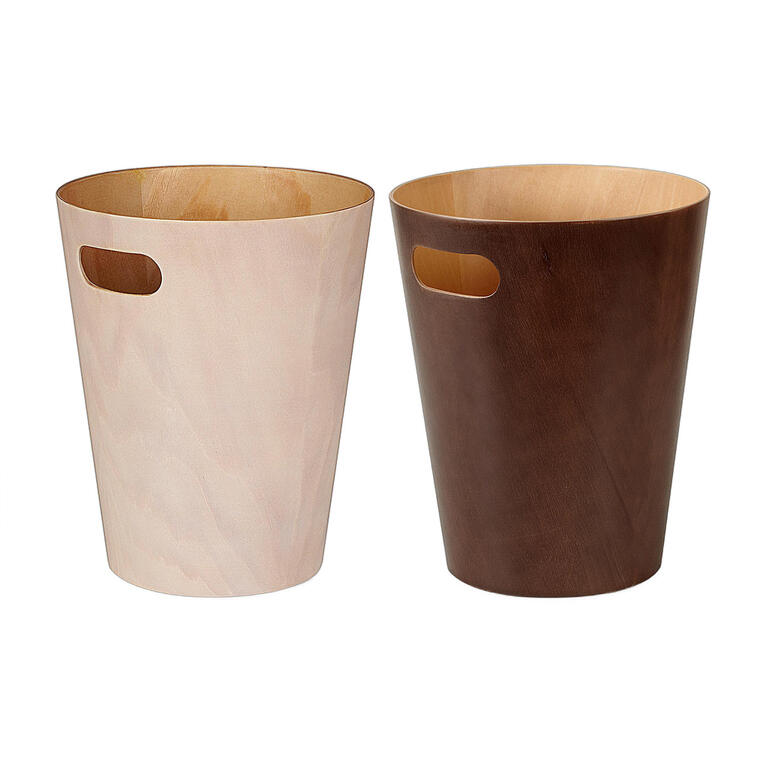 Twee prullenbakken, één van hout en één bruin.
