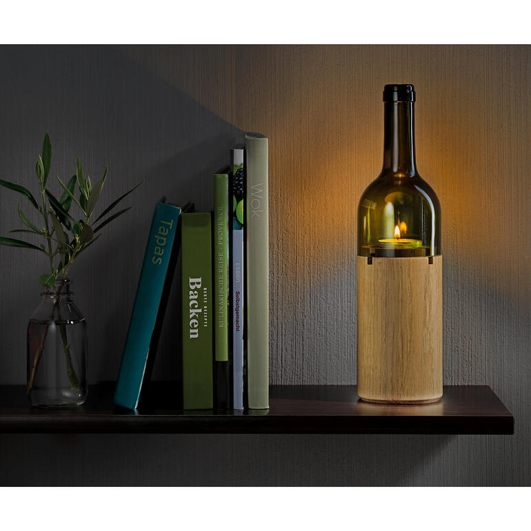 Wijnlicht Wijnglas met een kaars in een fles op een plank.