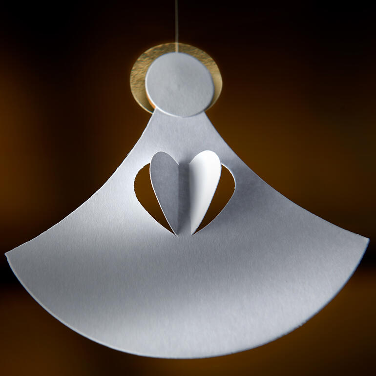 Mobile Engelenkoor Hanging papieren engel decoratie met een hart.