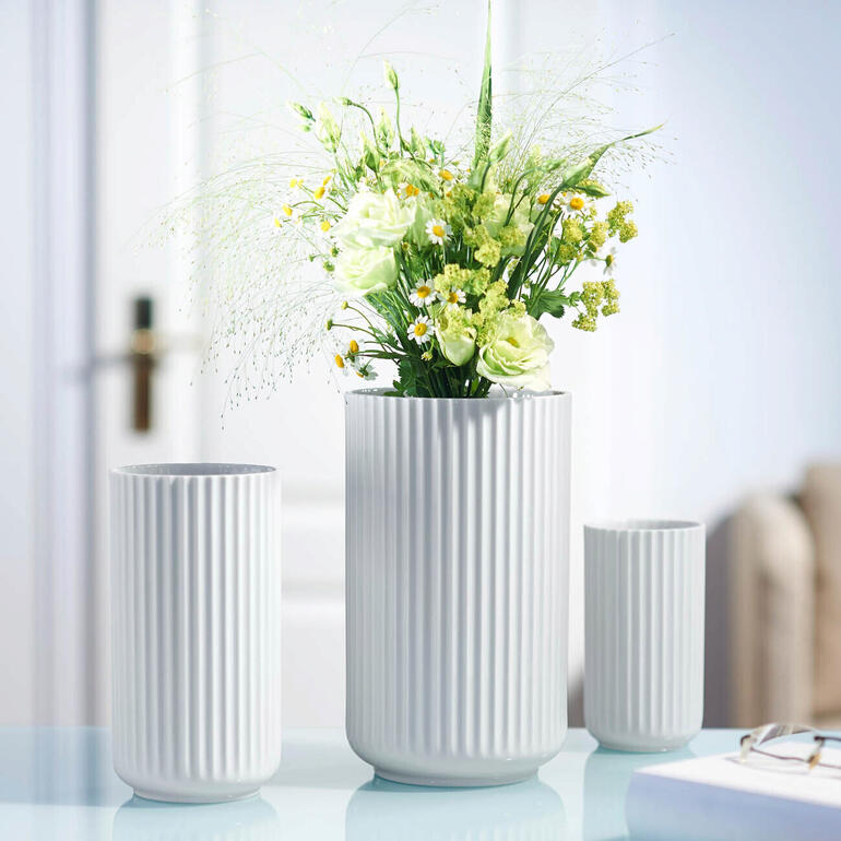 Lyngby porseleinen vaas met verse bloemen in verschillende maten.