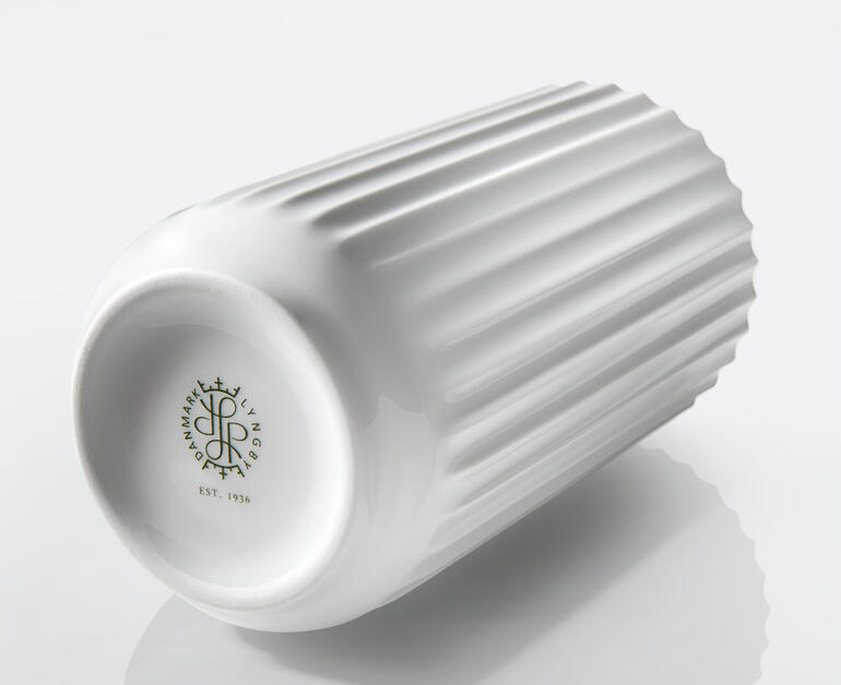 Net als in de jaren 30: met de hand gevormde ribbelstructuur en kenmerkend Lyngby-stempel. Bodembeeld van een Lyngby porseleinen vaas met golfstructuur.