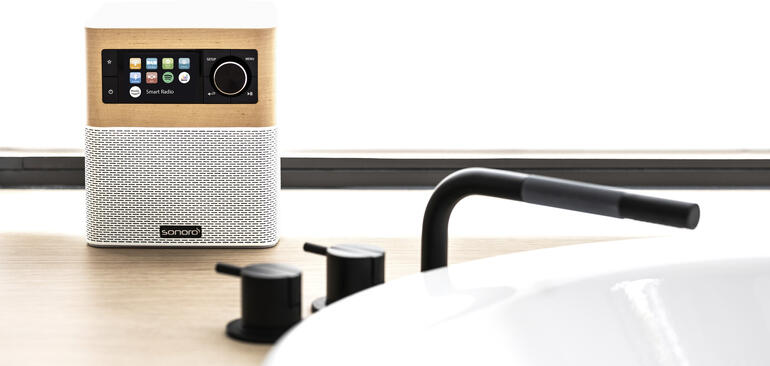 Onbegrensd luisterplezier tijdens het koken, het badderen, ... dankzij de waterdichte afstandsbediening (IPX7). Muzieksysteem in ahorndecor/wit met digitaal display.