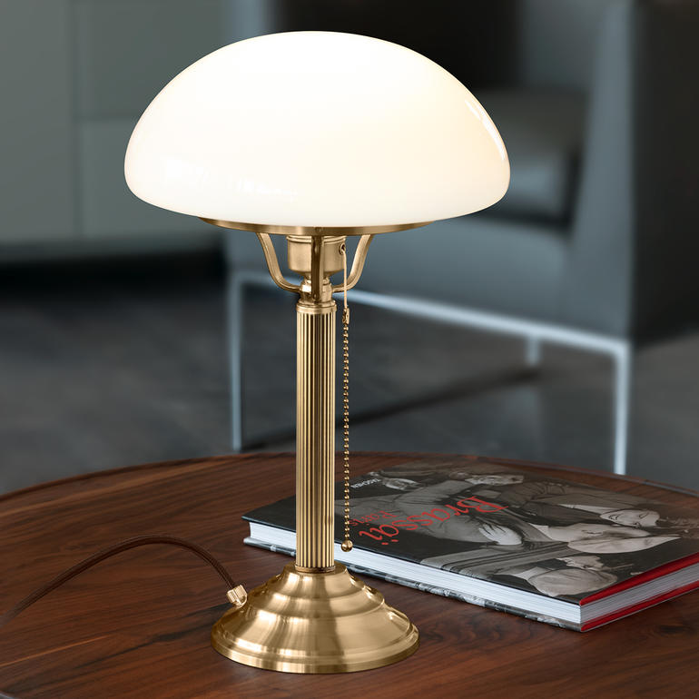 Berlijnse messing-paddenstoellamp in de woonkamer op een tafel.