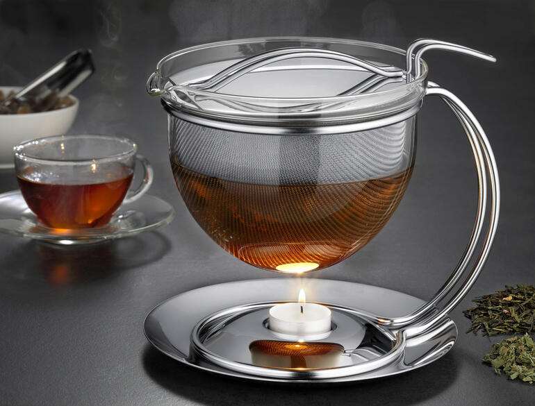 1,5 l theepot met duidelijke theefles op een theeketel.