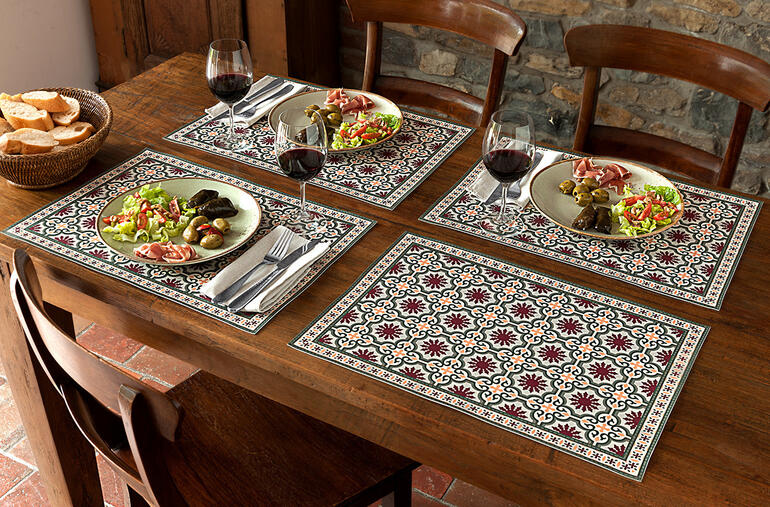 Tafel gedekt met Marokkaanse placemats en gerechten.