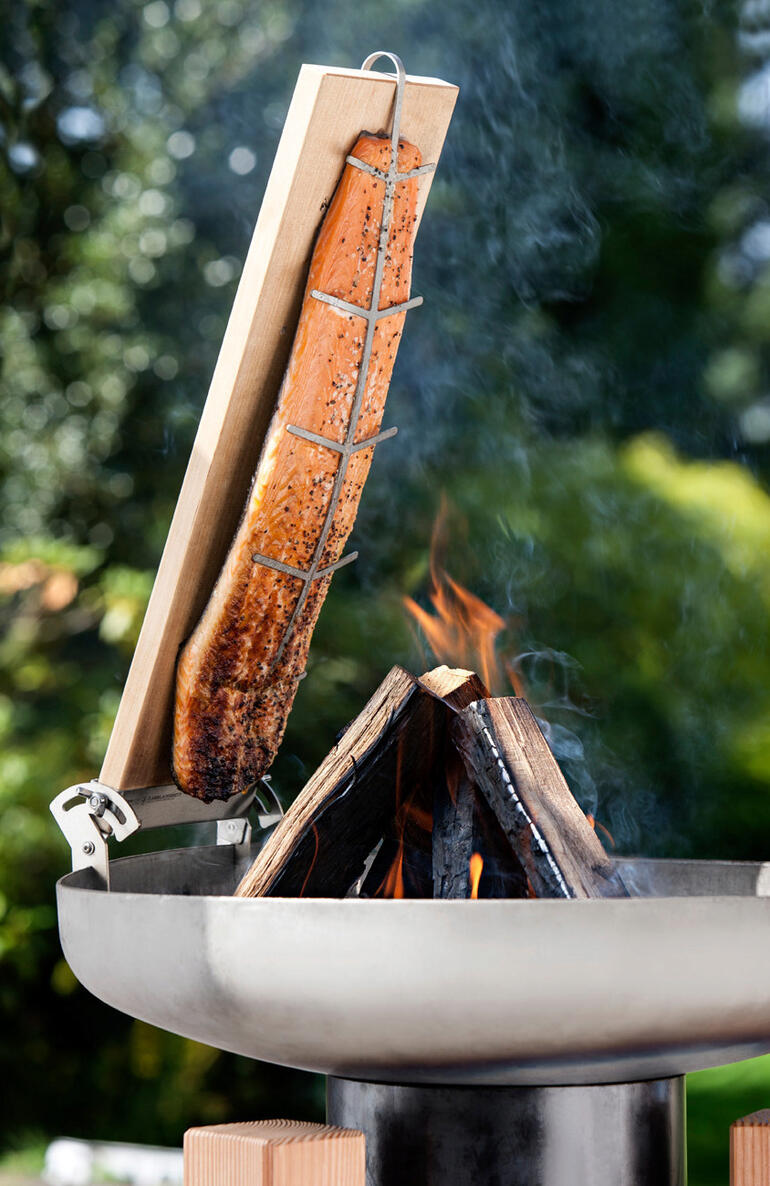Flammlachs-set met zalmfilet boven het vuur
