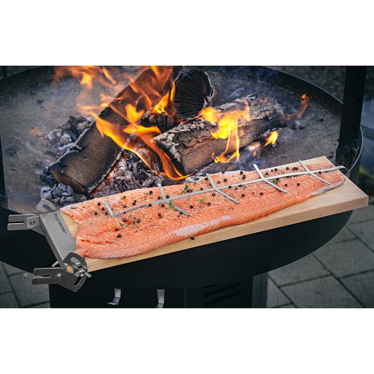 Gerookte Zalm set, incl. extra plank Zalmfilet op een bord met kruiden boven open vuur gegrild.