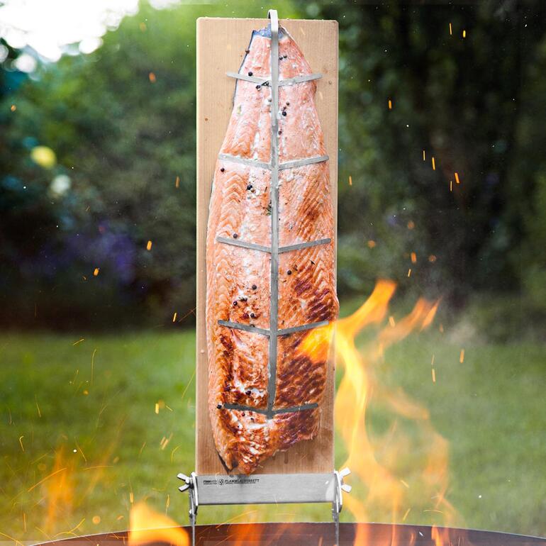 Zalm honing mosterd op een cederhouten plank