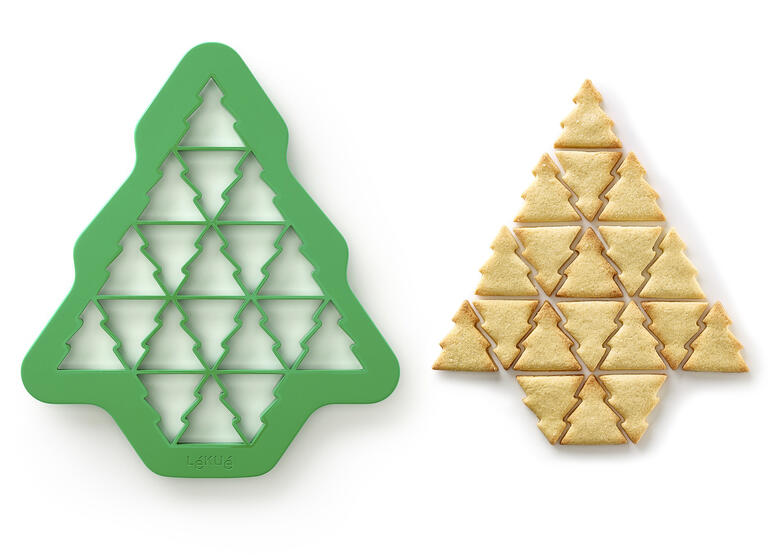 In een handomdraai 19 perfect gevormde dennenboomkoekjes ... Uitsteekvormen in de vorm van een kerstboom en hart met gevormde koeken.